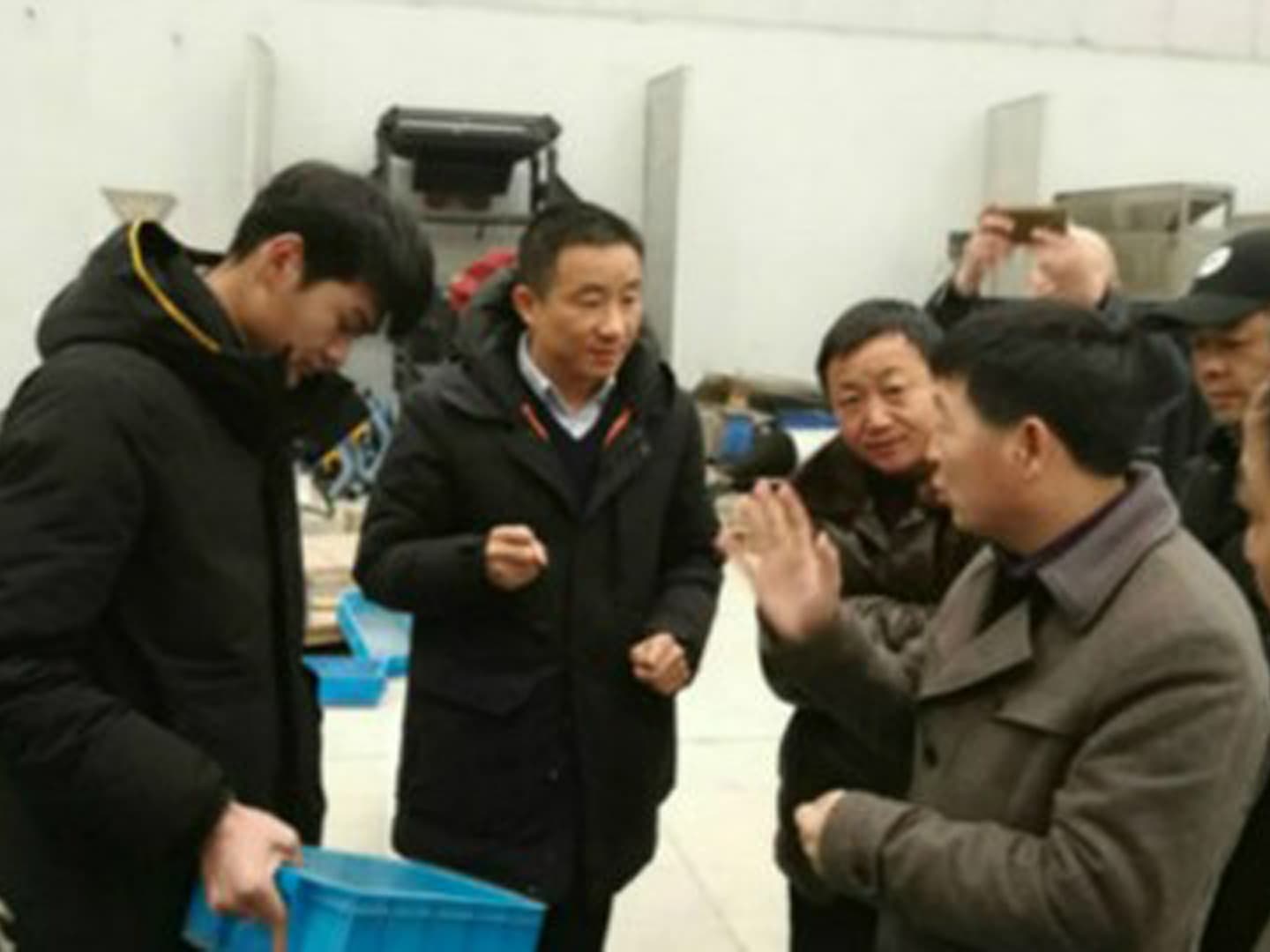 Mingde Optoelectronics приглашает руководителей заместителя мэра города Мингуан посетить компанию